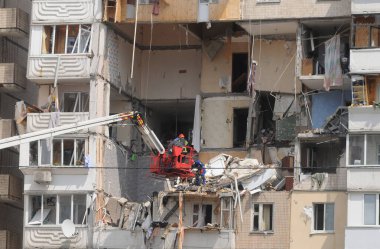 Ukraynalı kurtarma görevlileri, Ukrayna 'nın Kyiv kentindeki dokuz katlı apartmanda 21 Haziran 2020' de meydana gelen gaz patlaması sonrasında enkazı temizledi.. 