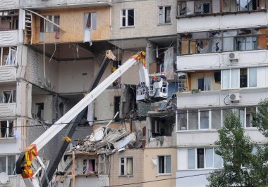 Ukraynalı kurtarma görevlileri, Ukrayna 'nın Kyiv kentindeki dokuz katlı apartmanda 21 Haziran 2020' de meydana gelen gaz patlaması sonrasında enkazı temizledi.. 