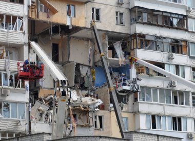 Ukraynalı kurtarma görevlileri, Ukrayna 'nın Kyiv kentindeki dokuz katlı apartmanda 21 Haziran 2020' de meydana gelen gaz patlaması sonrasında enkazı temizledi.. 