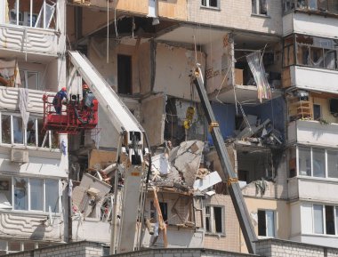 Ukraynalı kurtarma görevlileri, Ukrayna 'nın Kyiv kentindeki dokuz katlı apartmanda 21 Haziran 2020' de meydana gelen gaz patlaması sonrasında enkazı temizledi.. 