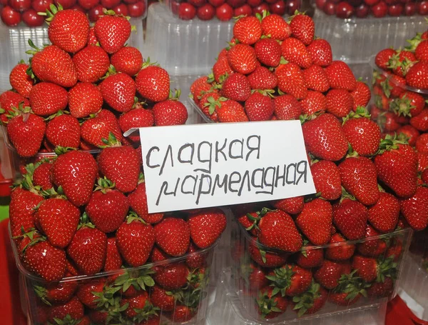 Truskawki Plastikowym Pojemniku Rynku Kijów Czerwca 2020 — Zdjęcie stockowe