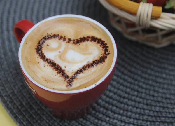 Una Taza Café Aromático Con Patrón Corazón Superficie — Foto de Stock
