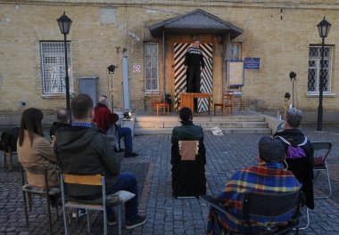 Aktör Pyotr Mironov açık hava gösterisi 