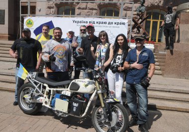 26 Haziran 2020 'de Kiev' de Khreshchatyk 'te Ukrayna yapımı efsanevi elektrikli motosiklet Dnepr Electric' in yanında yarışan Sergey Malik pistte Ukrayna şampiyonu oldu.