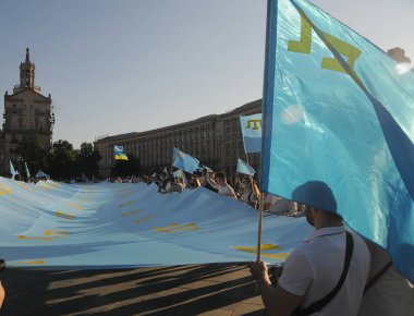 26 Haziran 2020 'de Kiev' deki Kırım Tatar bayrağına resmi geçit töreni
