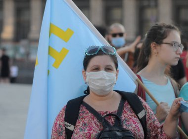 26 Haziran 2020 'de Kiev' deki Kırım Tatar bayrağına resmi geçit töreni