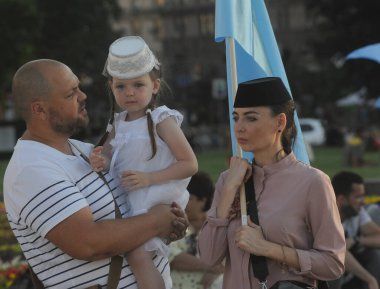Kırım Tatar ailesi, Kırım Tatar bayrağının dikildiği 26 Haziran 2020 tarihli resmi tören sırasında, Kiev 'de