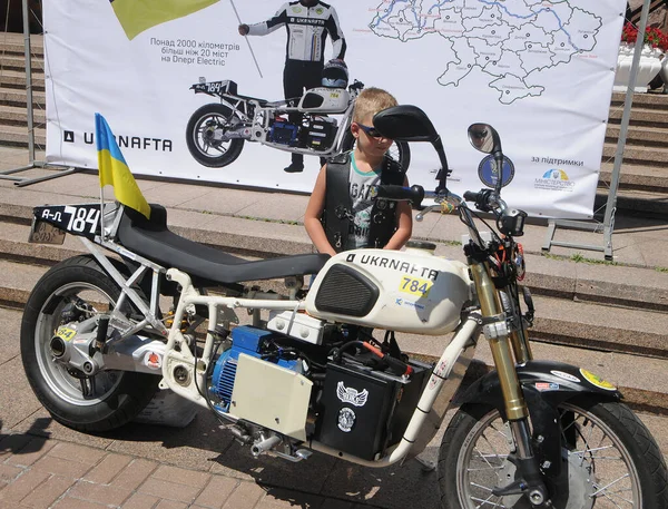 キエフのKhreschatykで伝説的なウクライナ製Dnepr Electricオートバイの近くの男の子 6月26 2020 — ストック写真