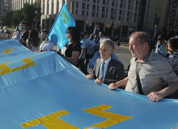 Лідер Кримських Татар Мустафа Джемілєв Під Час Урочистої Ходи Дня — стокове фото