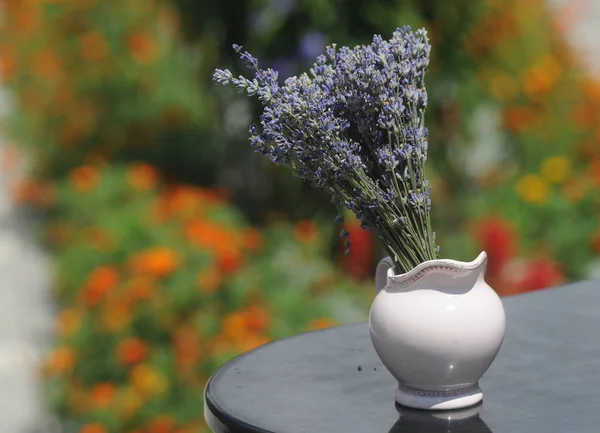 花瓶のテーブルにラベンダーの花束 — ストック写真