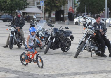 24 Temmuz 2020 'de Kiev' de Motosiklet Birliği Koşusu katılımcısı. Etkinlik kapsamında, katılımcılar Ukrayna Devlet Bayrağı ve Kırım Tatar bayrağını ülke genelinde taşıyacaklar.