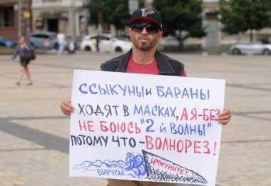 Eyleme katılan bir katılımcı, 1 Ağustos 2020 'de Kiev' de Sofya Meydanı 'nda 