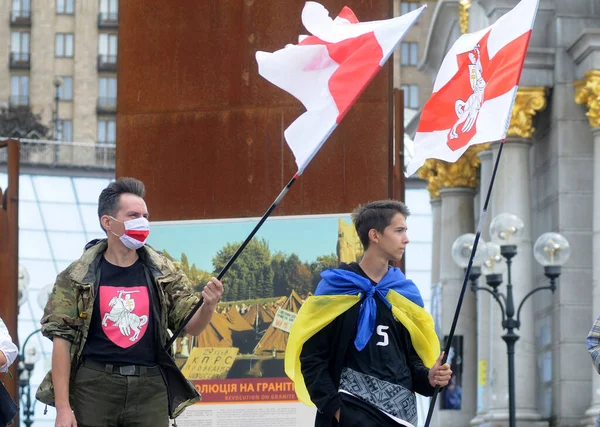 活動家達は 2020年8月1日キエフの独立広場でのベラルーシの支援の集会の間 ベラルーシの旗を保持しています — ストック写真