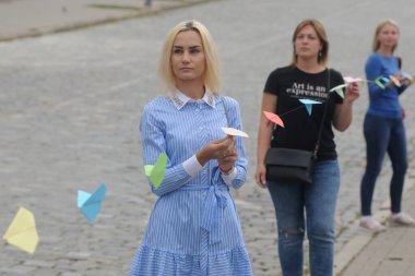 Bir protestocu, 3 Ağustos 2020 'de Kiev' deki Independence Meydanı 'nda Valentin Vyhovsky' nin Paper Airplanes kampanyası sırasında kağıt uçak tutuyor..
