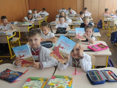 Birinci sınıflar 1 Eylül 2020 'de Kiev' de Bilgi Günü 'nde sınıflarında.