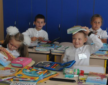 Birinci sınıflar 1 Eylül 2020 'de Kiev' de Bilgi Günü 'nde sınıflarında.