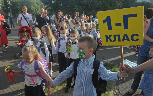 První Třídy Blízkosti Školní Budovy Den Znalostí Kyjevě Září 2020 — Stock fotografie