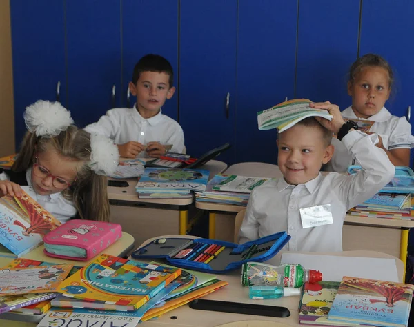 Birinci sınıflar 1 Eylül 2020 'de Kiev' de Bilgi Günü 'nde sınıflarında.