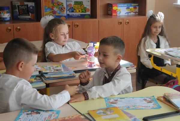 Birinci sınıflar 1 Eylül 2020 'de Kiev' de Bilgi Günü 'nde sınıflarında.