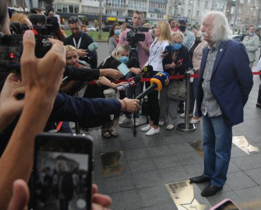 Ukraynalı sanatçı İvan Marchuk, 13 Ağustos 2020 'de Kiev' de adı Yıldızlar Meydanı 'nda bulunan kişiselleştirilmiş bir yıldızın açılışı sırasında