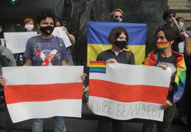 Beyaz Rusya halkıyla 13 Ağustos 2020 'de Kiev' deki Beyaz Rusya Büyükelçiliği 'nde yapılan onursuz başkanlık seçimlerini protesto eden bir dayanışma mitingi.