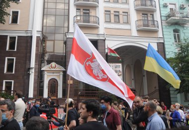 Beyaz Rusya halkıyla 13 Ağustos 2020 'de Kiev' deki Beyaz Rusya Büyükelçiliği 'nde yapılan onursuz başkanlık seçimlerini protesto eden bir dayanışma mitingi.