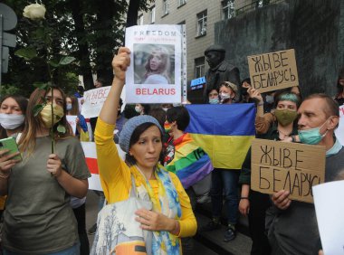 Beyaz Rusya halkıyla 13 Ağustos 2020 'de Kiev' deki Beyaz Rusya Büyükelçiliği 'nde yapılan onursuz başkanlık seçimlerini protesto eden bir dayanışma mitingi.