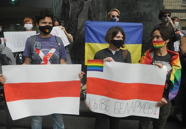 Beyaz Rusya halkıyla 13 Ağustos 2020 'de Kiev' deki Beyaz Rusya Büyükelçiliği 'nde yapılan onursuz başkanlık seçimlerini protesto eden bir dayanışma mitingi.