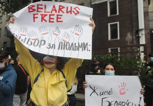 Beyaz Rusya halkıyla 13 Ağustos 2020 'de Kiev' deki Beyaz Rusya Büyükelçiliği 'nde yapılan onursuz başkanlık seçimlerini protesto eden bir dayanışma mitingi.