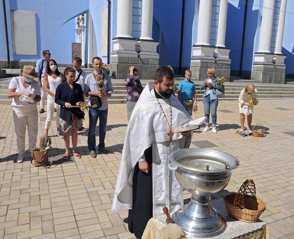 2020年8月14日 在基辅圣米迦勒大教堂 Michael Cathedral 附近庆祝蜂蜜救主 Makovei 的过程中 一位牧师 — 图库照片