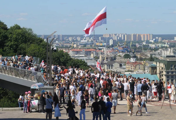 Účastníci Akce Žanochy Lantsug Salidarnastsi Blízkosti Oblouku Lidového Přátelství Kyjevě — Stock fotografie