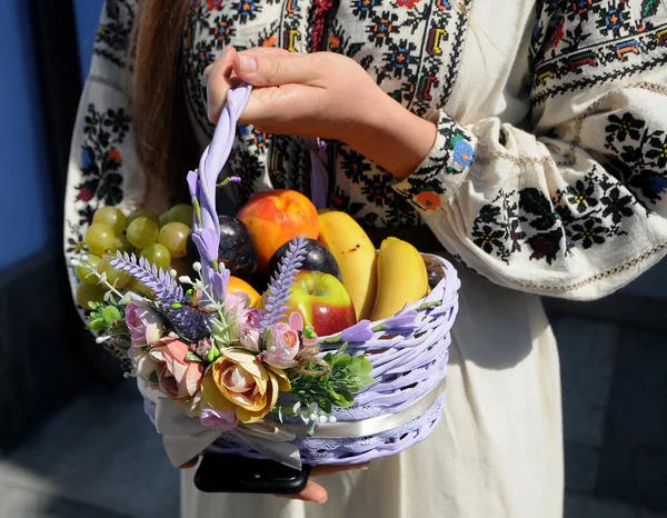 Una Niña Con Una Camisa Bordada Sostiene Una Canasta Frutas — Foto de Stock