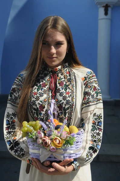 Egy Hímzett Inges Lány Egy Kosár Gyümölcsöt Tart Mikhailovszkij Katedrális — Stock Fotó