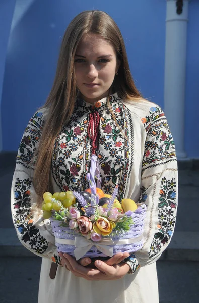 Egy Hímzett Inges Lány Egy Kosár Gyümölcsöt Tart Mikhailovszkij Katedrális — Stock Fotó
