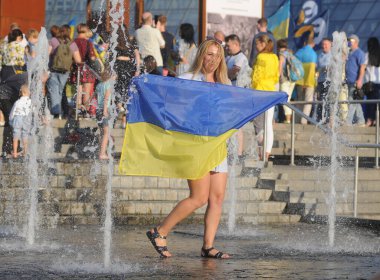 23 Ağustos 2020 'de Kiev' deki Bağımsızlık Meydanı 'nda Ukrayna bayrağını taşıyan 