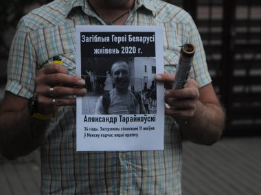 Beyaz Rusya Askeri Zafer Günü 'nde Belarus Cumhuriyeti Büyükelçiliği altında 5 Eylül 2020' de Kiev 'de Beyaz Rusya ulusuyla dayanışma eylemi