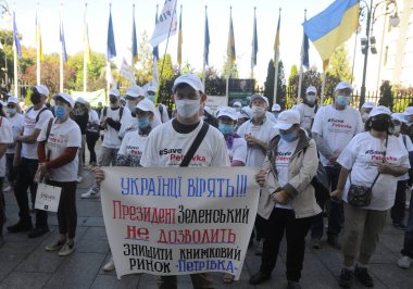 8 Eylül 2020 'de Kiev' de, Cumhurbaşkanlığı Ofisi yakınlarındaki Petrovka kitap pazarının korunması için yapılan eyleme katılanlar