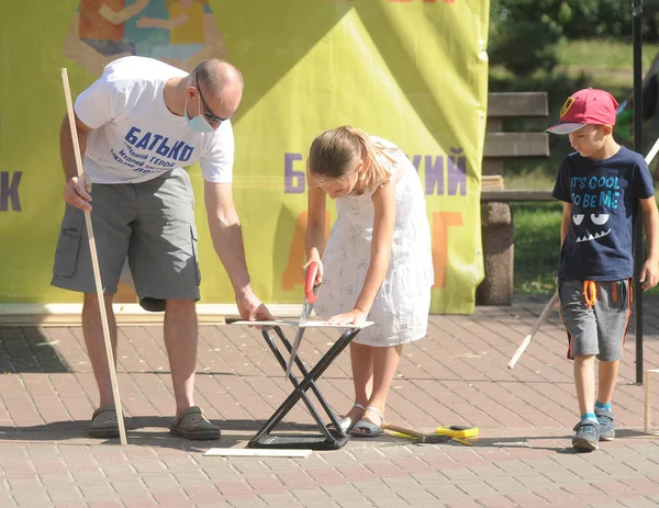 キエフの文化と休息の勝利公園で父の日のお祝いの機会にイベントの参加者 9月13 2020 — ストック写真