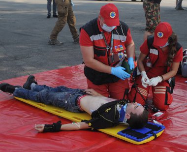 Sağlık çalışanları, 16 Eylül 2020 'de Kiev' in kurtarma ekiplerinin komuta ve personel tatbikatları sırasında yaralananlara ilk yardım hizmeti sunmaktadır..