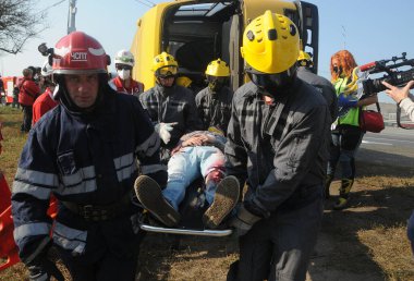 16 Eylül 2020 'de Kiev' deki kurtarma ekiplerinin tatbikatı sırasında sedyeyle ambulansa nakledilir..