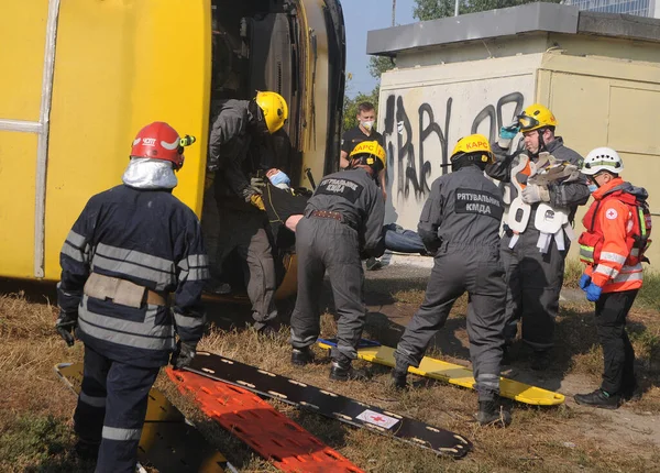 Звільнення Поранених Автобуса Під Час Ліквідації Наслідків Транспортної Аварії Рамках — стокове фото