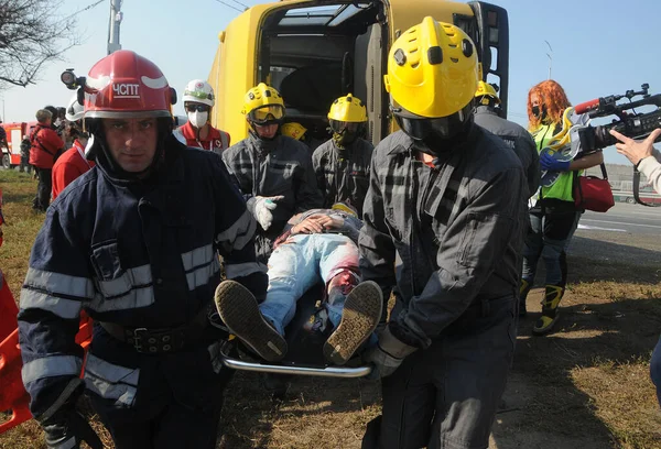 Умовно Поранена Особа Транспортується Ношах Машини Під Час Командного Пункту — стокове фото