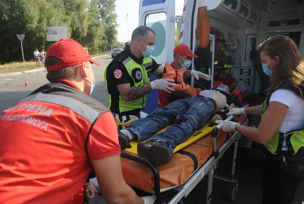 Seorang Pasien Yang Cedera Diangkut Dengan Tandu Ambulans Selama Operasi — Stok Foto