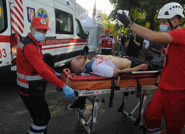 2020年9月16日 在基辅救援部门的指挥和人员演习期间 一名有条件受伤者被用担架运送到一辆救护车上 — 图库照片