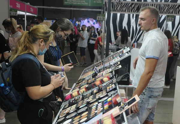 Visitantes Durante Xix Exposición Internacional Industria Belleza Intercharm Ukraine 2020 — Foto de Stock