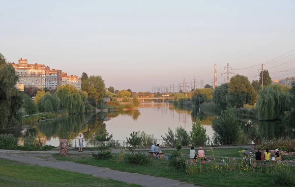 Άνθρωποι Αναπαύονται Κοντά Στη Λίμνη Στο Κίεβο Σεπτεμβρίου 2020 — Φωτογραφία Αρχείου