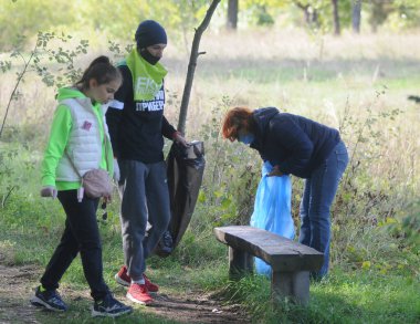 İnsanlar 19 Eylül 2020 'de Kiev, Dünya Temizlik Günü' nde Muromets Park 'ta çöp topluyor.