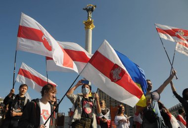 20 Eylül 2020 tarihinde Ukrayna 'nın başkenti Kyiv' deki Bağımsızlık Meydanı 'ndaki Beyaz Rusya protestolarına dayanışma yürüyüşü sırasında Beyaz Rusya' nın tarihi beyaz-beyaz bayrakları tutuluyor.