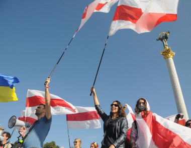 20 Eylül 2020 tarihinde Ukrayna 'nın başkenti Kyiv' deki Bağımsızlık Meydanı 'ndaki Beyaz Rusya protestolarına dayanışma yürüyüşü sırasında Beyaz Rusya' nın tarihi beyaz-beyaz bayrakları tutuluyor.