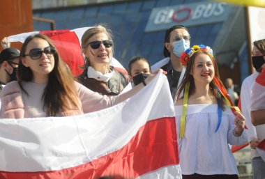 20 Eylül 2020 tarihinde Ukrayna 'nın başkenti Kyiv' deki Bağımsızlık Meydanı 'ndaki Beyaz Rusya protestolarına dayanışma yürüyüşü sırasında Beyaz Rusya' nın tarihi beyaz-beyaz bayrakları tutuluyor.